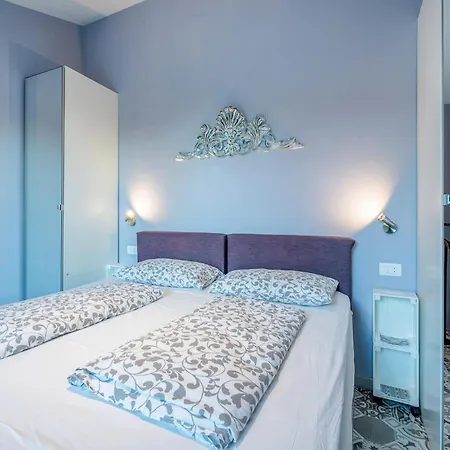 1 Bedroom Gorgeous In Gondolici Apartment *